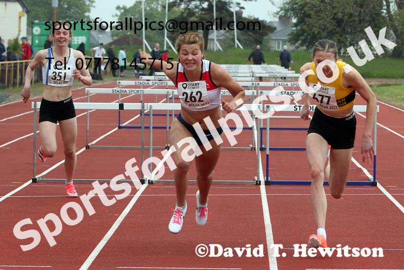 Hurdles, 2021 North East Grand Prix No. 3, Monkton, Wednesday, june 2nd. Photo: David T. Hewitson/Sports for All Pics